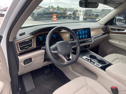 Used 2024 Volkswagen Atlas SE FWD image 11