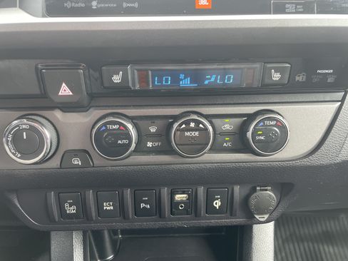Used 2016 Toyota Tacoma TRD Off-Road AWD/4WD image 34