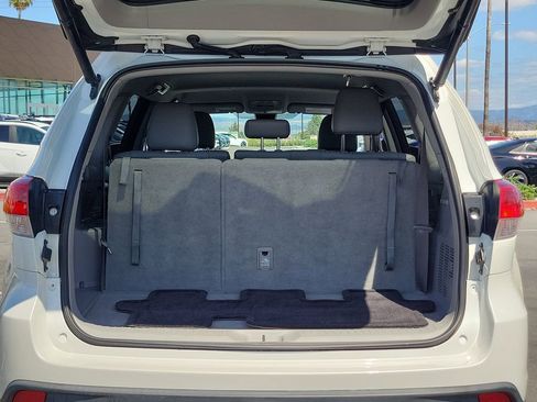 Used 2018 Toyota Highlander Plus w/ Carpet Mat Package (TMS) FWD image 9