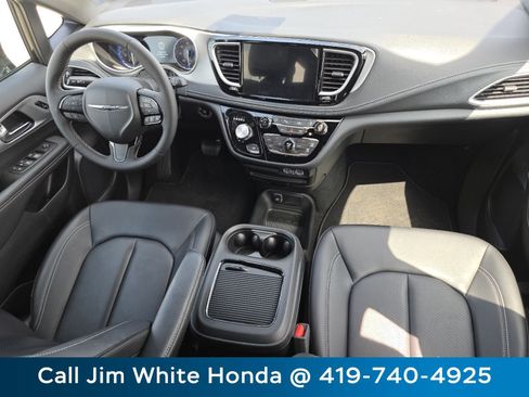 Used 2024 Chrysler Pacifica Touring-L w/ S Appearance Package image 18