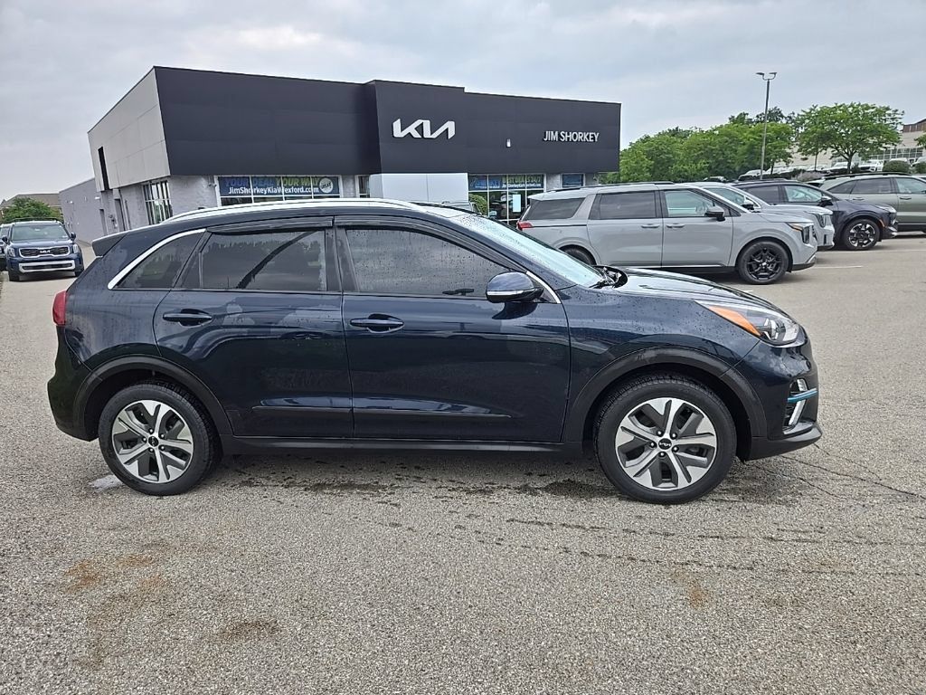 Used 2022 Kia Niro EX w/ Cold Weather Package FWD image 2