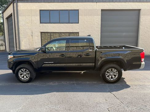 Used 2017 Toyota Tacoma SR5 w/ Tow Package AWD/4WD image 3