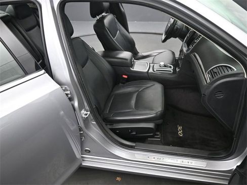 Used 2017 Chrysler 300 C image 19