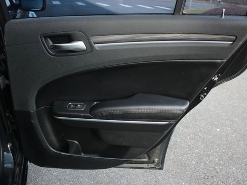 Used 2016 Chrysler 300 Limited w/ Driver Convenience Group image 39