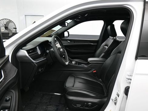 Used 2024 Jeep Grand Cherokee Limited image 12