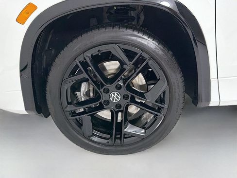 Used 2025 Volkswagen Tiguan SE R-Line AWD/4WD image 32