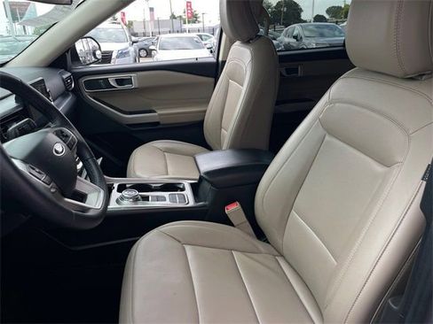 Used 2024 Ford Explorer XLT w/ Equipment Group 202A image 9