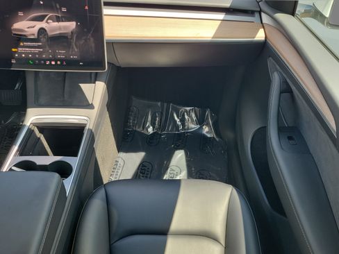 Used 2024 Tesla Model Y Long Range RWD image 8