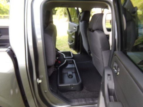 Used 2024 Nissan Frontier SV image 14