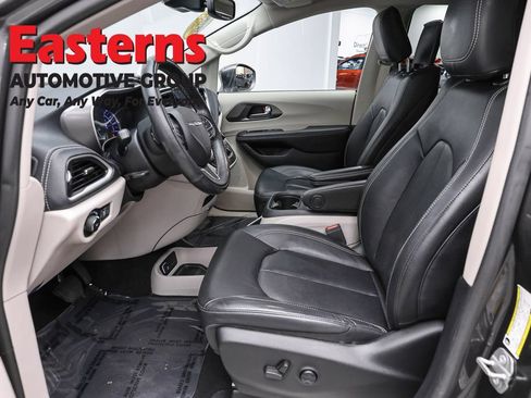 Used 2022 Chrysler Pacifica Touring-L w/ Uconnect Theater Family Group FWD image 14