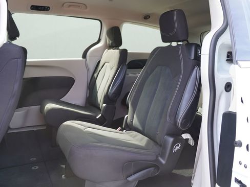 Used 2023 Chrysler Voyager LX image 17