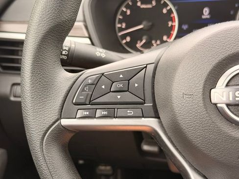 Used 2025 Nissan Altima 2.5 SV FWD image 25