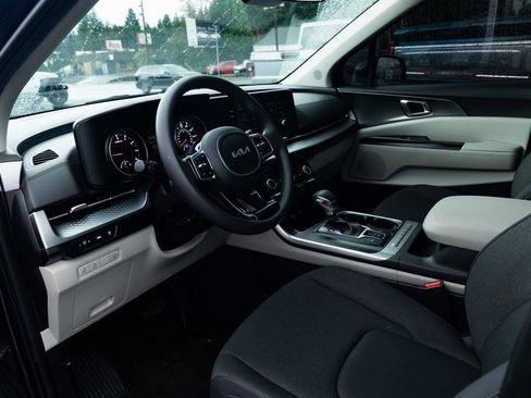 Used 2024 Kia Carnival LX image 19