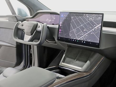 Used 2022 Tesla Model X image 32