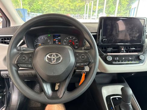 Used 2025 Toyota Corolla LE FWD image 12