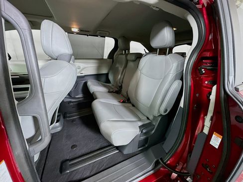Used 2024 Toyota Sienna XLE FWD image 26