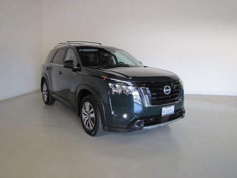 Used 2023 Nissan Pathfinder SL FWD image 3