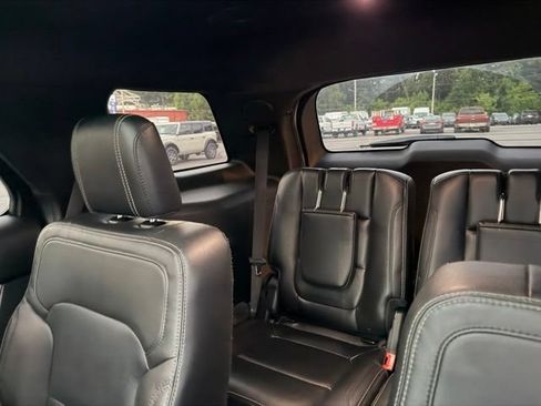 Used 2018 Ford Explorer Limited w/ Equipment Group 301A FWD image 13