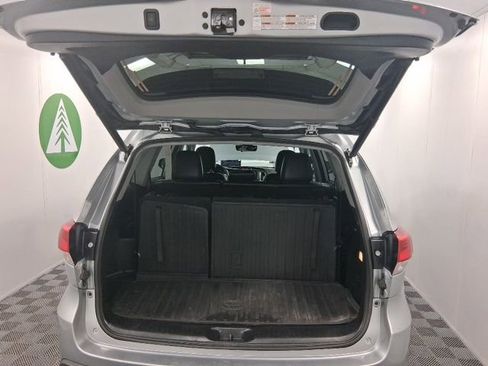 Used 2019 Toyota Highlander XLE w/ Carpet Mat Package (TMS) AWD/4WD image 24