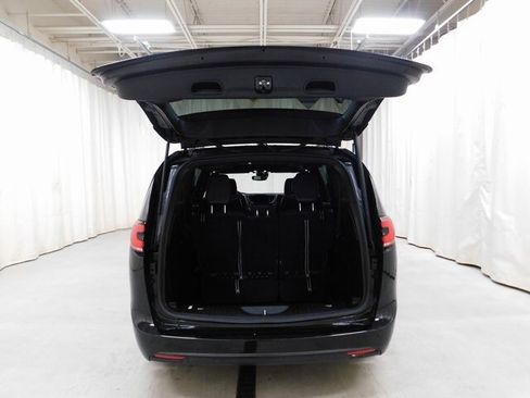 Used 2025 Chrysler Pacifica Limited image 18