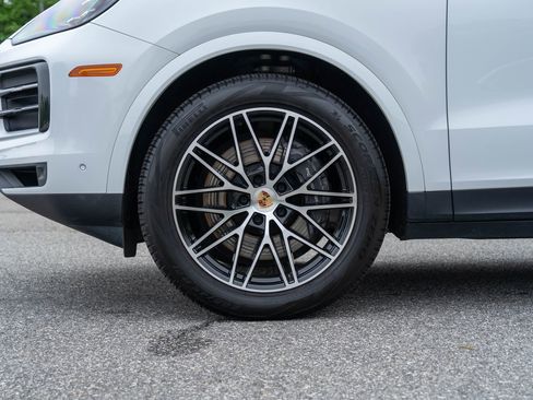 Certified 2024 Porsche Cayenne AWD/4WD image 12