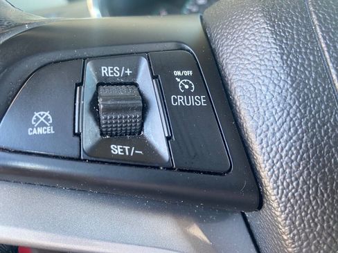 Used 2019 Chevrolet Trax LT w/ LT Convenience Package FWD image 11
