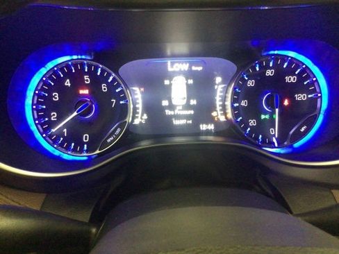 Used 2018 Chrysler Pacifica Limited w/ Tire & Wheel Group FWD image 15