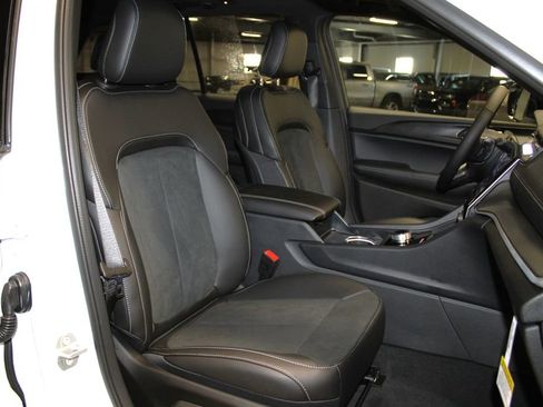 New 2025 Jeep Grand Cherokee Altitude image 30