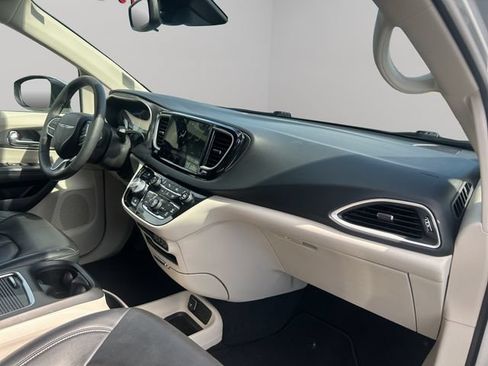 Used 2023 Chrysler Pacifica Touring-L FWD image 37