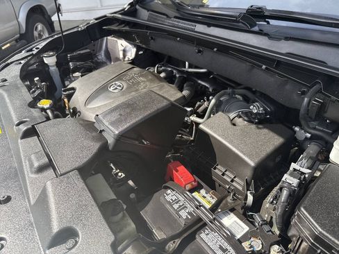 Used 2017 Toyota Highlander XLE AWD/4WD image 13