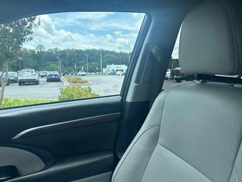 Used 2016 Toyota Highlander Limited Platinum AWD/4WD image 6