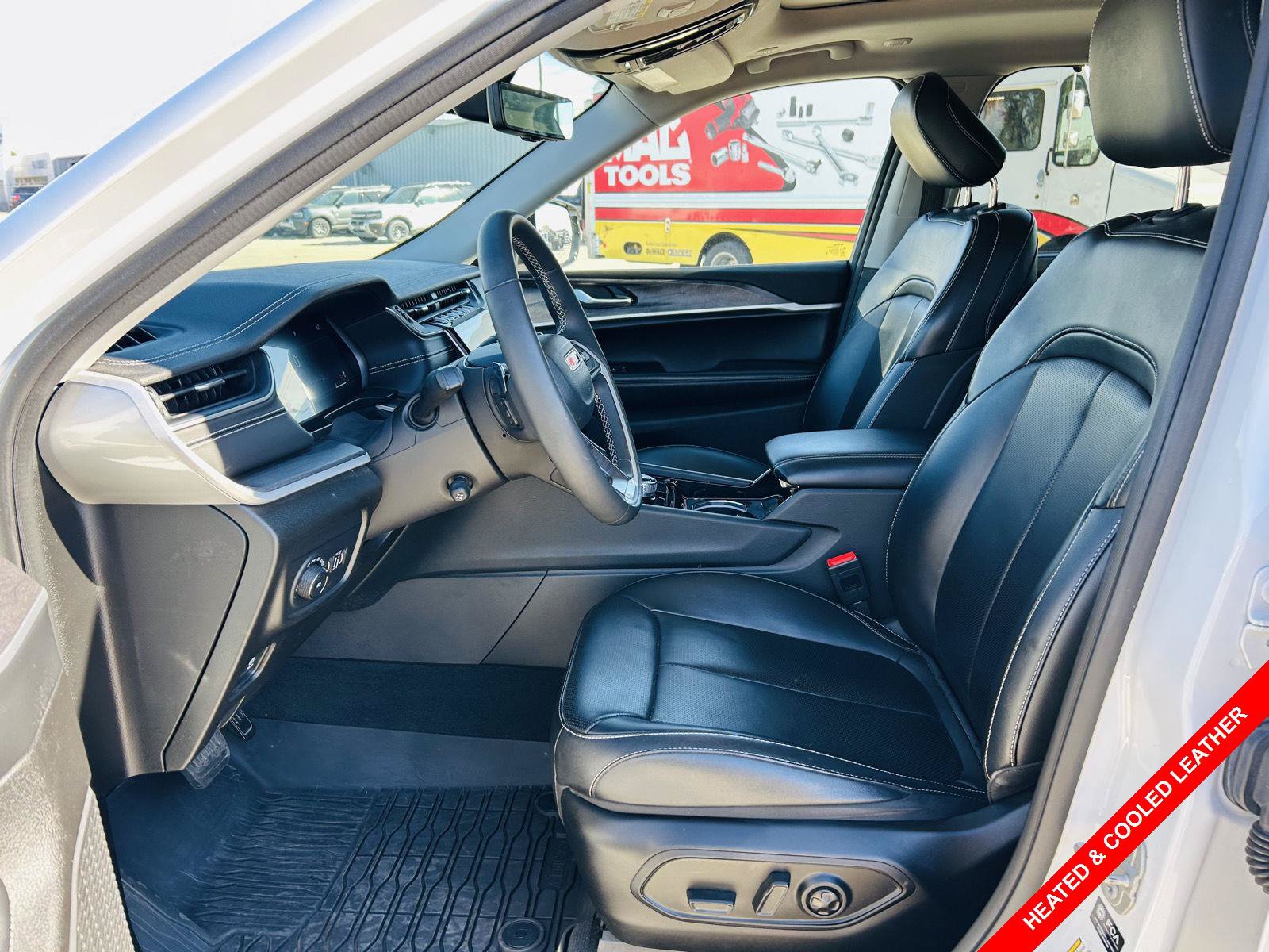 Used 2023 Jeep Grand Cherokee L Limited w/ Luxury Tech Group II AWD/4WD image 3