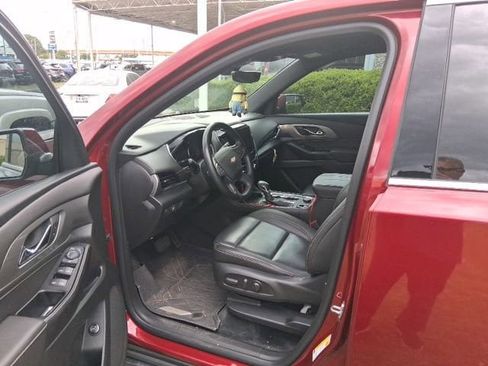 Used 2023 Chevrolet Traverse LT w/ Rear Camera Mirror Package FWD image 25