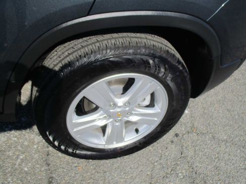 Used 2022 Chevrolet Trax LT w/ LT Convenience Package image 9