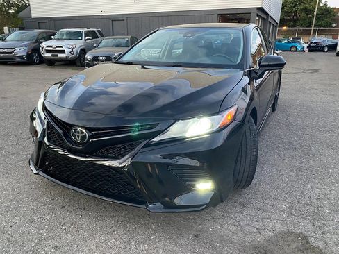 Used 2019 Toyota Camry SE FWD image 2