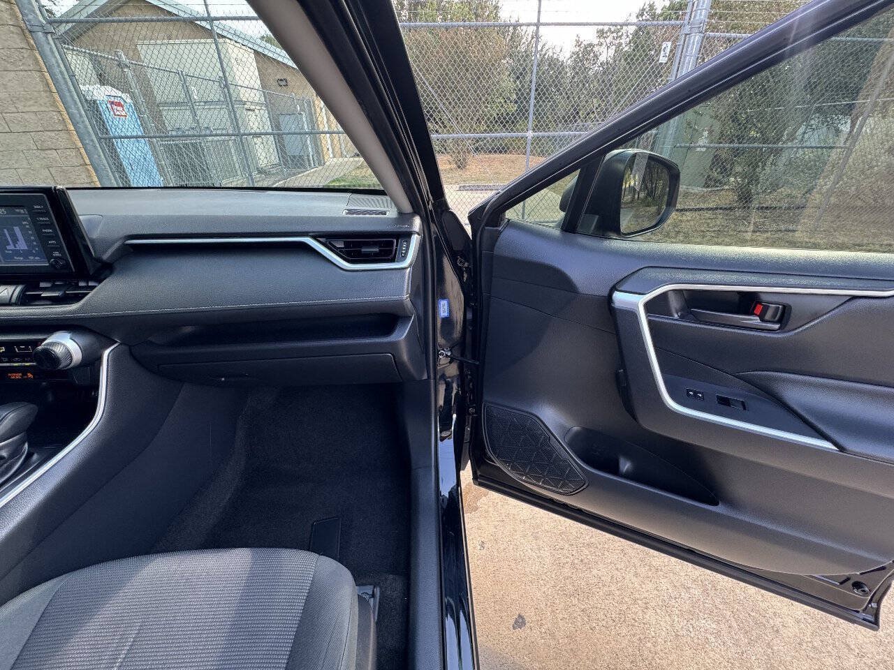 Used 2019 Toyota RAV4 LE FWD image 25