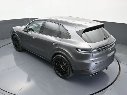 Used 2025 Porsche Cayenne image 33