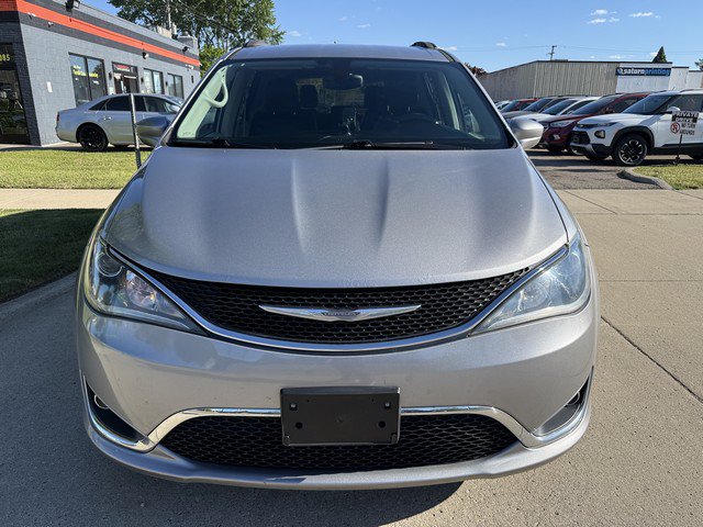 Used 2017 Chrysler Pacifica Touring-L FWD image 2