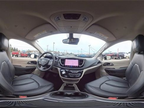 Used 2024 Chrysler Pacifica Select image 33