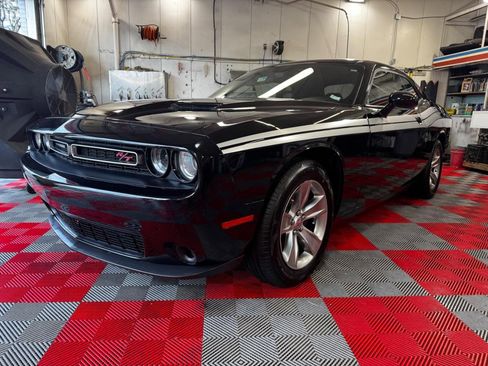Used 2019 Dodge Challenger SXT RWD image 3