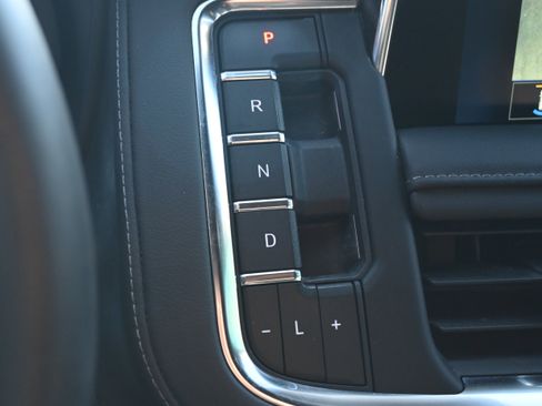 Used 2023 Chevrolet Tahoe Z71 w/ Z71 Off-Road Package image 27