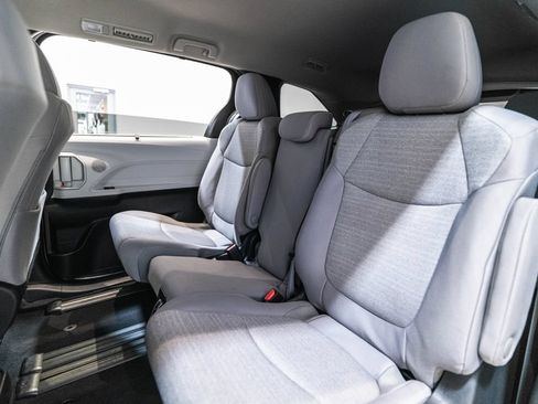 Certified 2025 Toyota Sienna LE FWD image 31