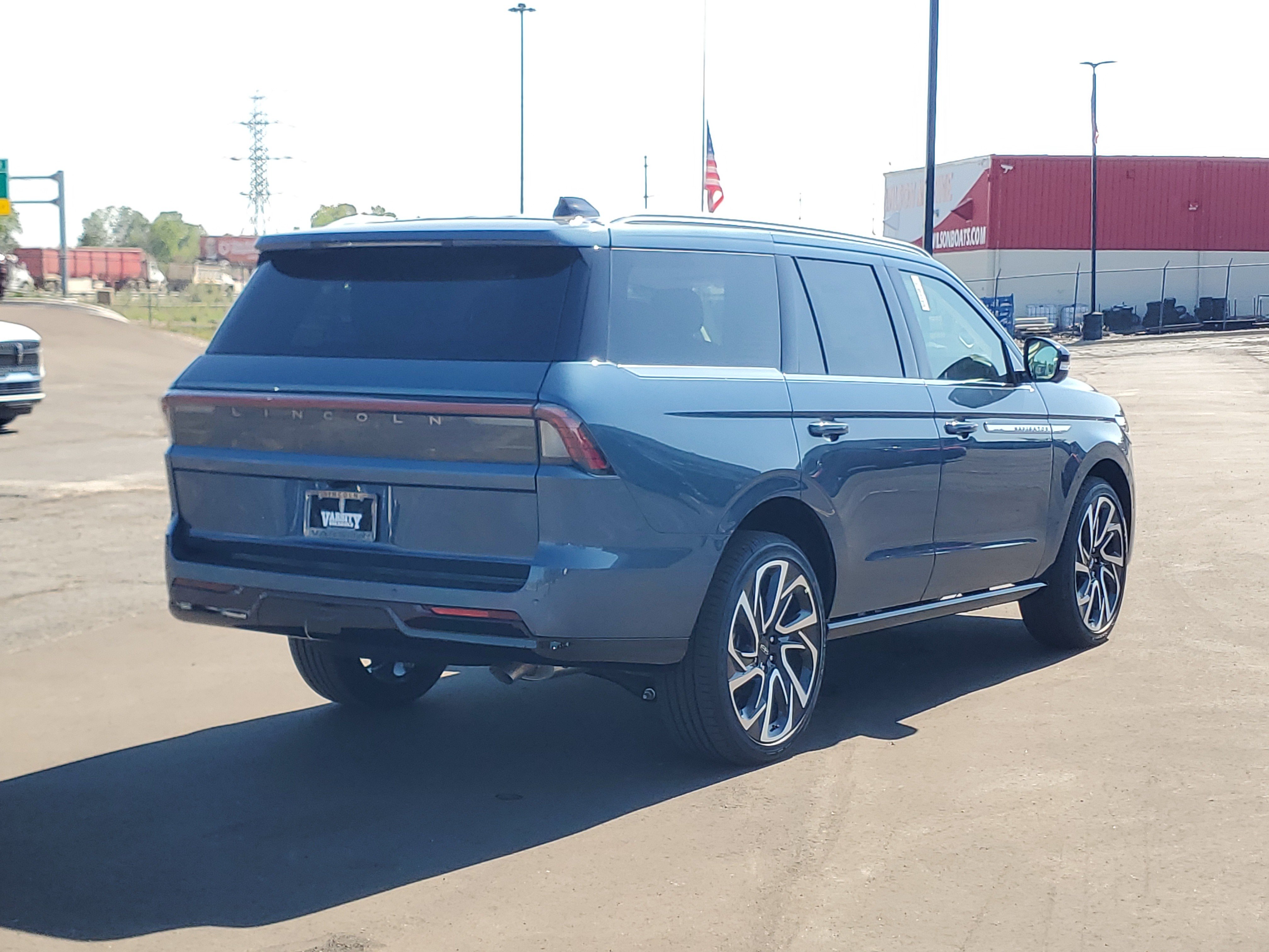 New 2027 Lincoln Navigator Reserve AWD/4WD image 4