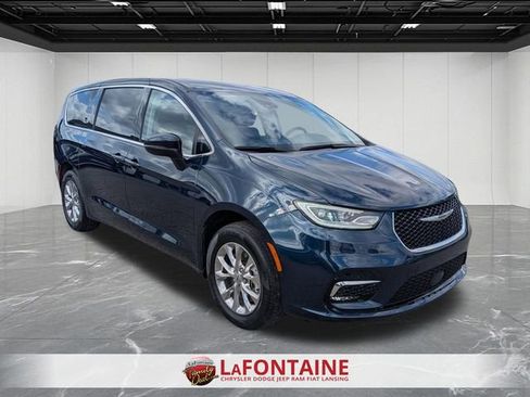 Used 2023 Chrysler Pacifica Touring-L image 6