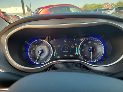 Used 2023 Chrysler Pacifica Touring-L FWD image 18