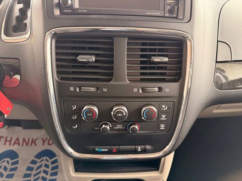 Used 2018 Dodge Grand Caravan SE image 26