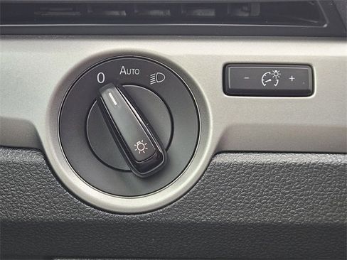 Used 2020 Volkswagen Passat 2.0T SE image 22