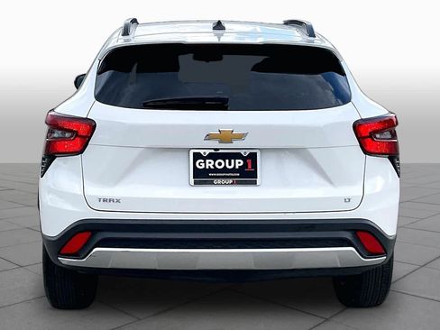 Used 2025 Chevrolet Trax LT w/ LT Convenience Package FWD image 5