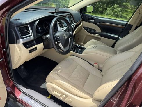 Used 2019 Toyota Highlander Limited Platinum FWD image 11
