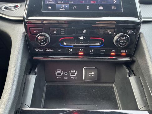 Used 2025 Jeep Grand Cherokee Altitude image 14